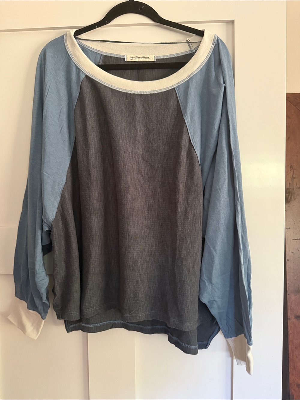 We The Free NWOT Casual Lightweight Two-Tone Blue Raglan Pullover - Picture 3 of 5